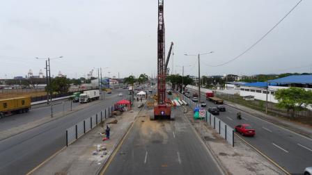 Vista frontal de la colocación del primer piloto del Quinto Puente en Guayaquil, en la avenida 25 de julio, sur de la ciudad, 27 de agosto de 2026.