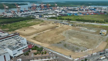 Vista aérea de las 15 hectáreas de terrenos en el sur de Guayaquil, aledaños al Puerto Marítimo, en donde la concesionaria Contecon construye una Zona Especial de Desarrollo Económico (Zede) para el sector logístico e industrial.