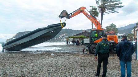 La Guardia Civil decomisa cerca de medio centenar de garrafas llenas de combustible que habían llegado a la orilla de la playa de la Herradura (Granada) después de que una narcolancha quedara varada.