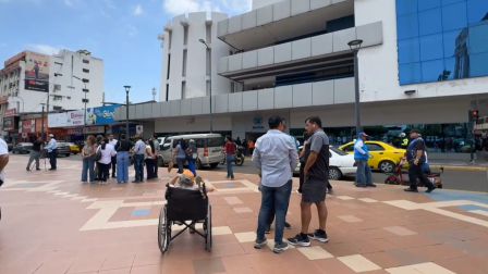 Ciudadanos se concentran en el parque Juan Montalvo, de Machala, tras el sismo de este 27 de agosto de 2026.