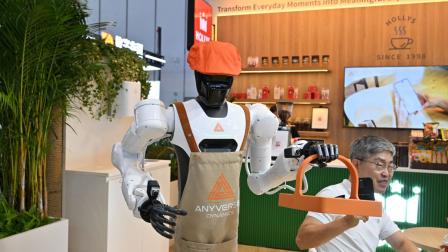 Un robot humanoide que trabaja como 'chef' en un restaurante en una feria de China, el 20 de agosto de 2026.