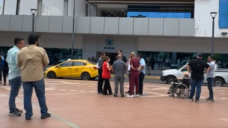 Ciudadanos se concentran en el parque Juan Montalvo, de Machala, tras el sismo de este 27 de agosto de 2026.