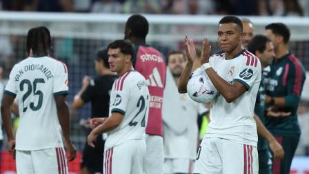 El delantero francés del Real Madrid Kylian Mbappé celebra sus tres goles al finalizar el encuentro contra Real Sociedad, por la Liga de España, el 26 de agosto de 2026.