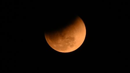 Una luna llena, también conocida como la 'Luna de Sangre', se eleva durante un eclipse lunar total, 3 de marzo de 2026.