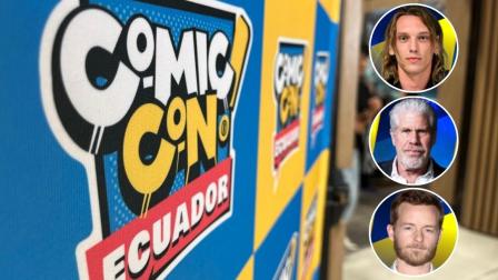 Composición fotográfica de un letrero de la Comic Con y los actores Jamie Campbell Bower, Ron Perlman y Chris Masterson.