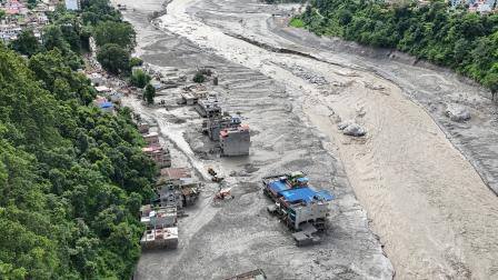 Una vista aérea muestra casas sumergidas en lodo tras las inundaciones repentinas en Trishuli, distrito de Nuwakot, Nepal, 27 de agosto de 2026.