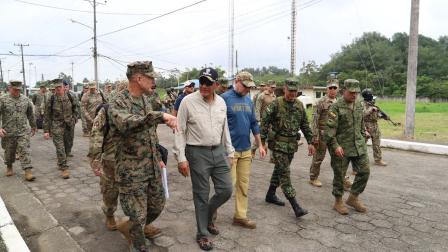 El comandante del Southcom, Francis Donovan; el ministro de Defensa de Colombia, Jorge Eduardo Mora, y el ministro de Defensa de Ecuador, Gian Carlo Loffredo, durante un recorrido por San Lorenzo, Ecuador, en la frontera con Colombia, este 27 de agosto de 2026.