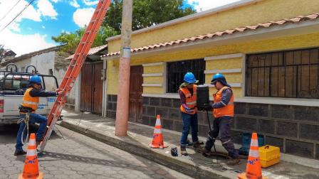 Trabajadores de CNT realizan una instalación de fibra óptima en Latacunga, en agosto de 2026. Imagen referencial.