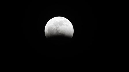 Fotografía del inicio del eclipse lunar parcial desde Quito.