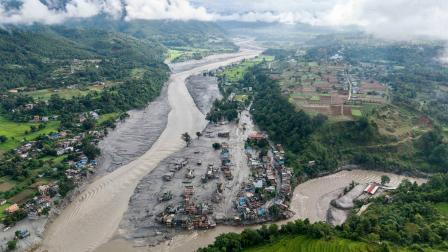 Una vista aérea de casas afectadas por el mortal deslave en Devighat, en el punto de confluencia entre los ríos Trishuli y Tadi, en Nepal, este 27 de agosto de 2026.