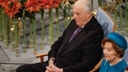 El rey Harald V de Noruega y la reina Sonja de Noruega tomaron asiento en el Ayuntamiento de Oslo para asistir a la entrega del Premio Nobel de la Paz 2024 el 10 de diciembre de 2024.