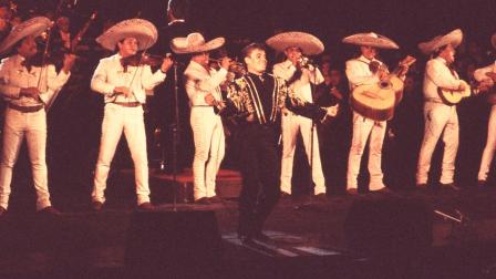 Fotograma cedido por Sony Music que muestra al cantante Juan Gabriel durante una escena de la película 'Juan Gabriel, Mi Primer Bellas Artes' que llega a los cines de México, Latinoamérica y España este 28 de agosto de 2026.