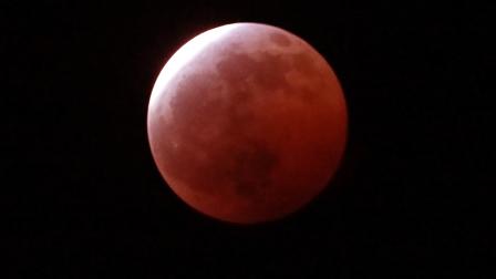 La 'Luna de Sangre' durante el eclipse lunar parcial visto desde Cuenca, 27 de agosto de 2026.
