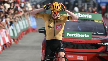 Andreas Leknessund se agarra la cabeza y festeja su victoria en la Etapa 7 de la Vuelta a España, el viernes 28 de agosto de 2026.