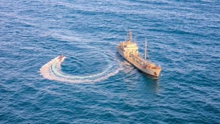 Un barco de la Armada de Ecuador realiza maniobras de preparación en altamar el 24 de agosto de 2026.