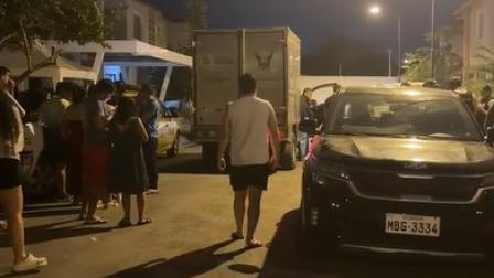 Policías y un camión de Criminalística afuera de una casa donde fueron asesinados dos jóvenes en Jaramijó, Manabí, el 27 de agosto de 2026.