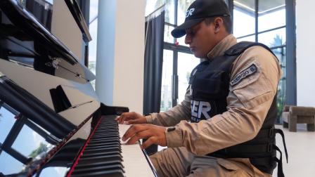 Billy Asencio, guardia de seguridad de UEESCLINIC, toca el piano en el Onco Center, en Samborondón, este 28 de agosto de 2026.