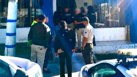 Detención de un policía en Quito, presuntamente involucrado en un caso de tráfico de influencias.