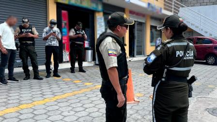 Personal de la Policía Nacional en el sector de La Ecuatoriana, en Tumbaco, tras la balacera registrada el 28 de agosto de 2026.