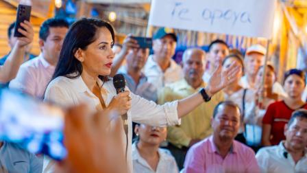 Luisa González, excandidata presidencial de la Revolución Ciudadana, durante una reunión con simpatizantes en Manabí, el 28 de agosto de 2026.