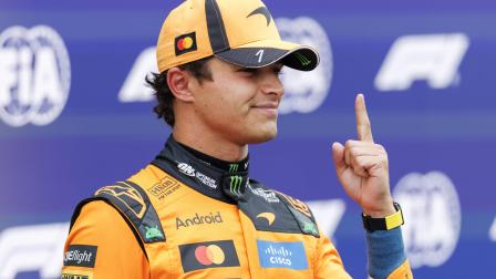 El piloto británico de McLaren, Lando Norris, posa tras conseguir la pole position en la sesión de clasificación del Gran Premio de los Países Bajos de Fórmula 1 en el circuito de Zandvoort, el 22 de agosto de 2026.