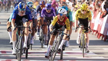 El ciclista francés Bryan Coquard (C), del equipo Cofidis, cruza la línea de meta para ganar la octava etapa de la Vuelta a España, el 29 de agosto de 2026.