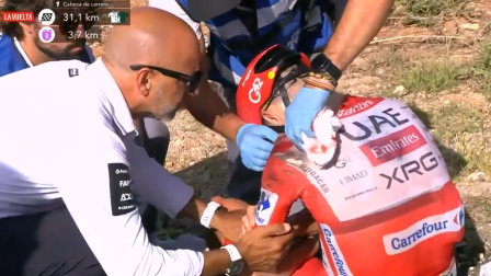 El ciclista esloveno Tadeja Pogacar es atendido tras sufrir una caída en la Etapa 8 de la Vuelta a España, el sábado 29 de agosto de 2026.