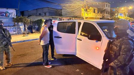 Miembros de las Fuerzas Armadas trasladan a Bolívar Eduardo G. G, alias 'Angelito', tras su aprehensión en el sector de Santa Rosa, en Salinas, la madrugada del sábado 29 de agosto de 2026.
