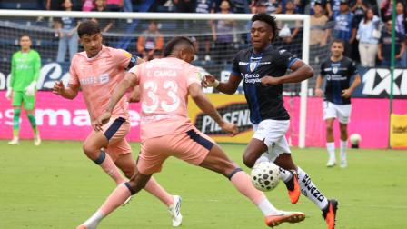 Djorkaef Reasco, de Independiente del Valle, intenta avanzar ante Mauricio Alonso y Luis Cangá de Universidad Católica, el 29 de agosto de 2026.