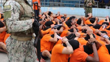Un militar custodia a los presos de la cárcel Esmeraldas que fueron trasladados a la Penitenciaría del Litoral, en Guayaquil, este 30 de septiembre de 2026.
