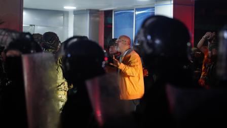 El alcalde de Guayaquil, Aquiles Alvarez, ingresa a la clínica Alcívar, en el sur de Guayaquil, el 2 de octubre de 2026.