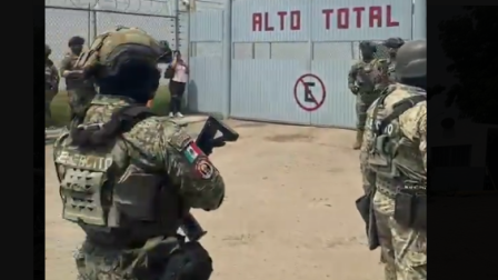 Militares custodian la parte externa de la cárcel en Sinaloa, México, tras el motín de este 8 de octubre de 2026.