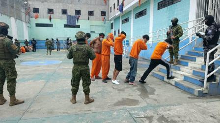 Militares realizan una requisa en la cárcel de Turi, en Cuenca, provincia del Azuay, el 13 de octubre de 2026.