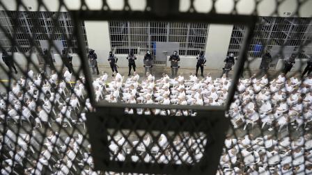 Presuntos integrantes de la Mara Salvatrucha (MS13), recluidos en el Centro de Confinamiento del Terrorismo (Cecot), asisten a una audiencia virtual masiva, en El Salvador, contra un grupo de más de 400 presos, que enfrentan un proceso por "47.000 delitos".