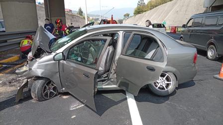 Bomberos atienden una emergencia por un accidente de tránsito en Quito, el 17 de octubre de 2026.