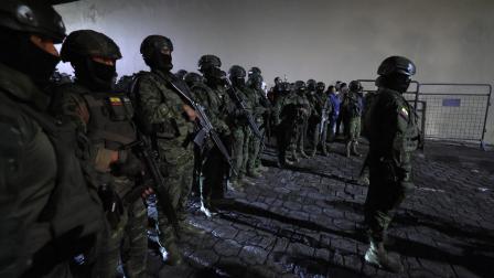 Integrantes de las FF.AA. custodian los exteriores de la cárcel El Inca tras los motines en esta prisión, Quito, el 22 de octubre de 2026.