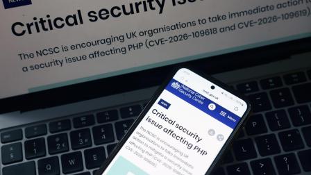 Una notificación de alerta del gobierno de Reino Unido sobre una vulnerabilidad grave de ciberseguridad en el lenguaje de programación PHP, ocupado por cerca del 70% de las páginas web del mundo, el 22 de octubre de 2026.