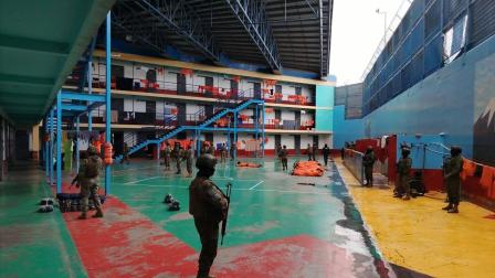 Una vista referencial del patio un pabellón de mínima seguridad de la cárcel de Cotopaxi, en Latacunga, tras el amotinamiento que culminó en cuatro fallecidos el 22 de octubre de 2026.