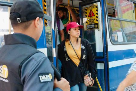 Imagen referencial de pasajeros en la Metrovía, diciembre de 2023. Pasajes.