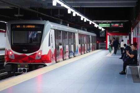 Fotografía referencial de usuarios que usan el Metro de Quito en la noche del 7 de agosto de 2024.