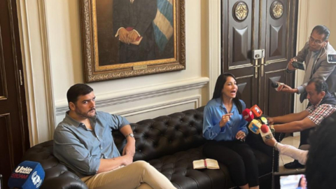 La candidata correísta Luisa González da declaraciones a la prensa, junto al alcalde de Guayaquil, Aquiles Alvarez, el 8 de agosto de 2023.