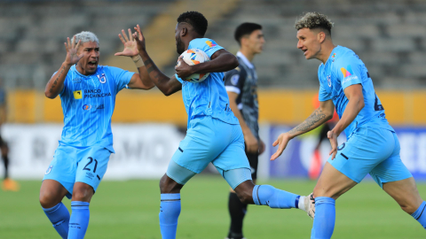 Los jugadores de Universidad Católica celebran un gol ante Libertad por Copa Sudamericana, en Quito, el 24 de julio de 2024.