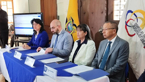 Presidente del Consejo de la Judicatura, Mario Godoy, junto a tres vocales, en la presentación del banco de preguntas para la prueba teórica del concurso de la Corte Nacional, 24 de julio de 2024.