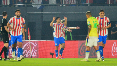 Los jugadores paraguayos celebran un gol ante Brasil en Asunción, por las Eliminatorias, el 10 de septiembre de 2024.