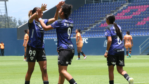 Las jugadoras de Dragonas IDV festejan un gol en la Superliga femenina, en el estadio Banco Guayaquil, el sábado 21 de septiembre de 2024.