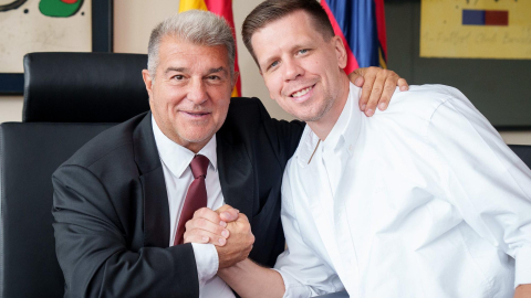 El portero polaco Wojciech Szczesny (d), junto a Joan Laporta, presidente del FC. Barcelona, este miércoles 2 de octubre de 2024.