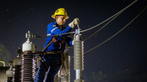 Un trabajador de CNEL en Guayas, el 19 de septiembre de 2024.