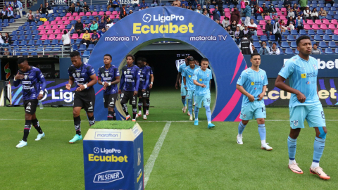 Los jugadores de Independiente del Valle y Universidad Católica saltan al campo de juego en el estadio Banco Guayaquil, el domingo 29 de septiembre de 2024.