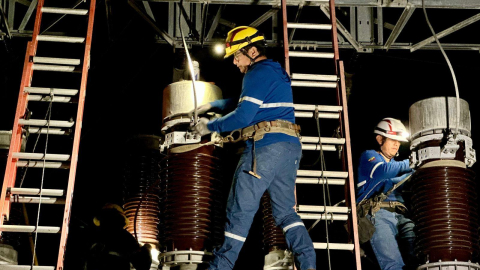 Trabajadores de CNEL en Santa Elena, en 2024.