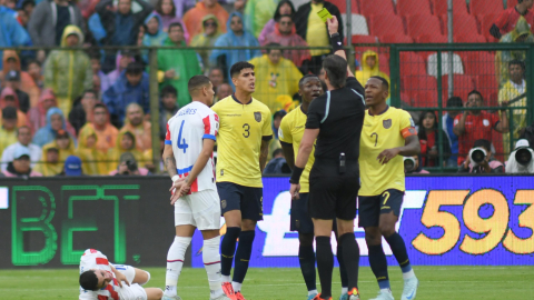 Moisés Caicedo recibe una tarjeta amarilla en el partido ante Paraguay, el 10 de octubre de 2024, en el estadio Rodrigo Paz Delgado.